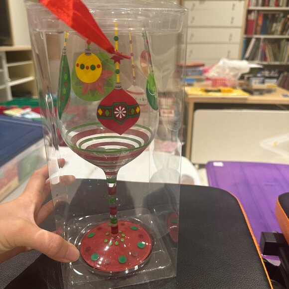 New HAND PAINTED Glass Green / Red Christmas Ornaments Beverage WINE GLASS - Picture 2 of 3